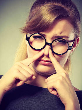 女孩捏她的鼻子因为臭臭.图片