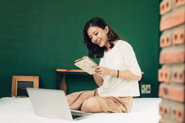 使用便攜式計(jì)算機(jī)的女人圖片