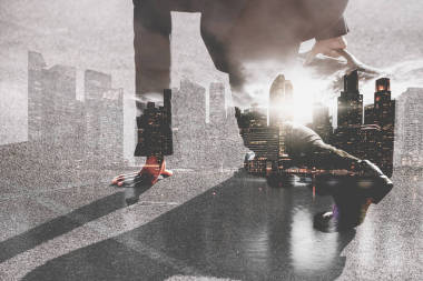 雙曝光的商人在賽道上準(zhǔn)備比賽在公共汽車上