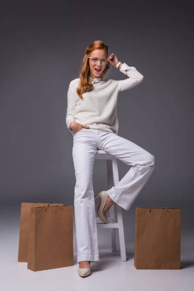 時尚女孩與購物袋圖片