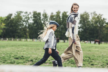 行走在農(nóng)村的家庭 照片