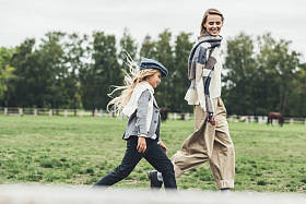 行走在农村的家庭 照片