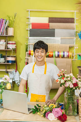 在花店工作的男性花店图片
