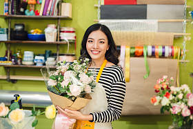 献完花的女性花店照片