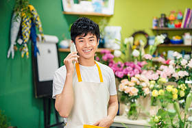谈电话的男性花店照片
