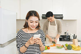 拥有移动电话的妇女 图片