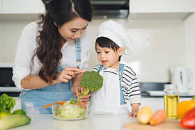 母亲和女儿烹调蔬菜图片