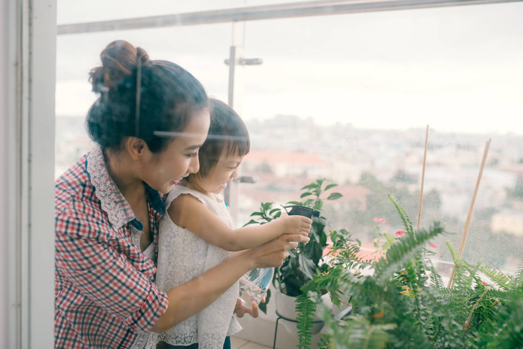 母亲和女儿花园浇水图片