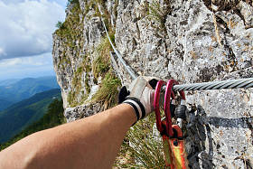 登山者爬上通过 ferrata