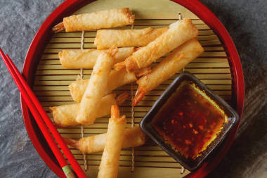 炸虾，配上甜辣酱和排骨卷