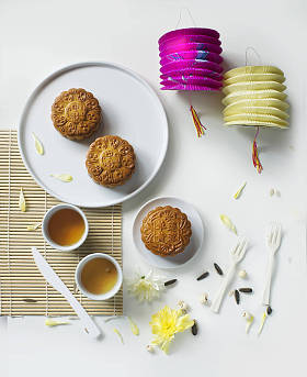 概念性平躺中秋节节日食品仍然生活在白色背景上