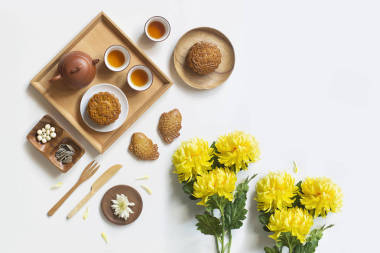 概念性平躺中秋節(jié)節(jié)日食品仍然生活在白色背景上