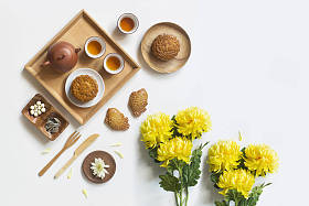 概念性平躺中秋节节日食品仍然生活在白色背景上