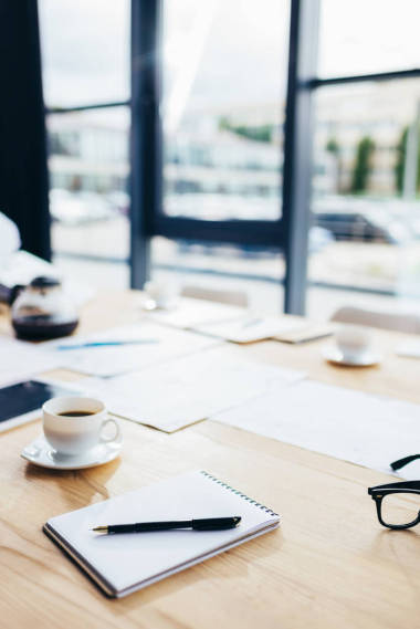 數(shù)字平板電腦與文件和咖啡圖片