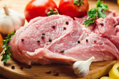 生在木砧板上的肉圖片