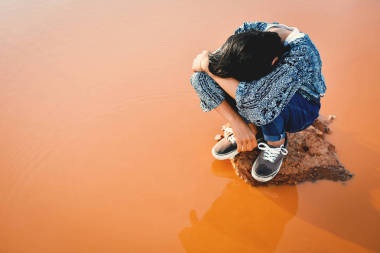 伤心的女孩坐在和独自哭泣