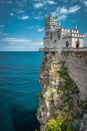 燕子的巢窝城堡在克里米亚的石头上