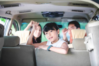 快樂的小女孩，與亞洲的家人坐在車?yán)锏脑?>
                    </a>
                    <div   id=