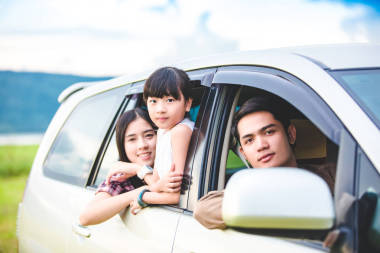 快樂的小女孩，與亞洲的家人坐在車?yán)锏脑?>
                    </a>
                    <div   id=