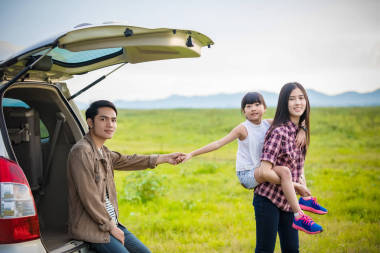 快樂的小女孩，與亞洲的家人坐在車?yán)锏脑?>
                    </a>
                    <div   id=