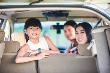 快樂的小女孩，與亞洲的家人坐在車?yán)锏脑?>
                    </a>
                    <div   id=