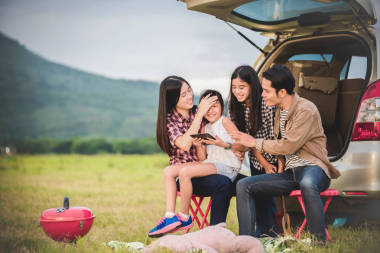 快樂(lè)的小女孩，與亞洲的家人坐在車?yán)锏脑?>
                    </a>
                    <div   id=