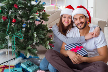 女朋友和男朋友打开圣诞礼物图片