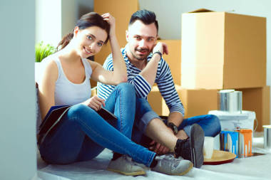 幾個移動在房子坐在地板上。夫婦