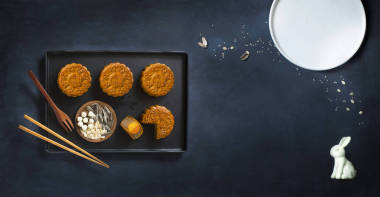 概念平躺中秋節(jié)節(jié)日食品仍然生活在藍色的鄉(xiāng)村背景