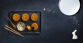 概念平躺中秋节节日食品仍然生活在蓝色的乡村背景