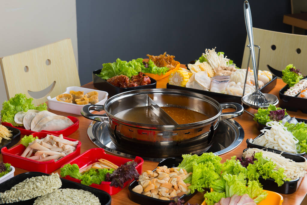 与亚洲食物火锅