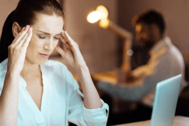 失意女人按摩她的神殿