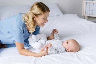 媽媽抱著寶寶的手圖片