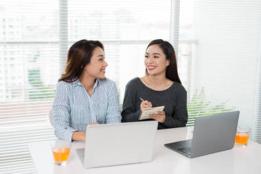 坐在餐桌旁的商界女性