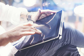 使用电子笔和平板电脑的人图片