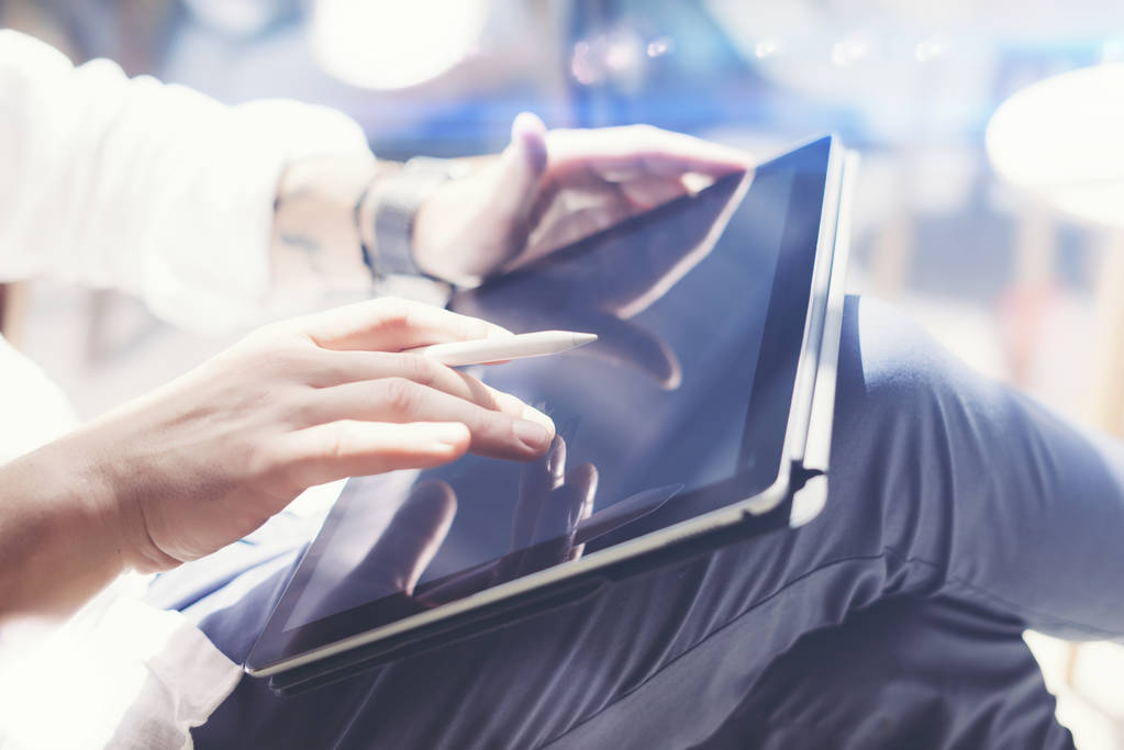 使用电子笔和平板电脑的人图片 使用电子笔和平板电脑的人图片