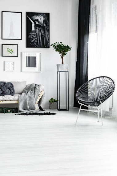 窗下的時(shí)尚椅子照片