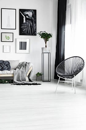 窗下的时尚椅子照片