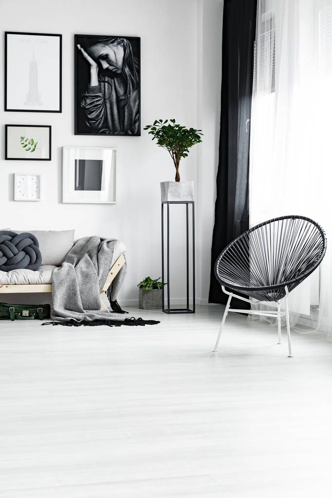 窗下的时尚椅子照片 窗下的时尚椅子照片