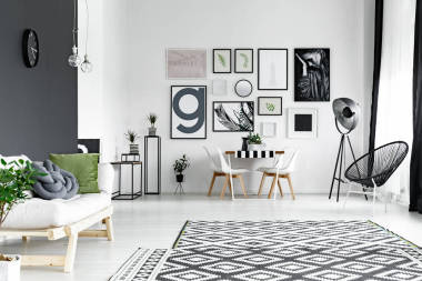 黑墙上的时钟图片