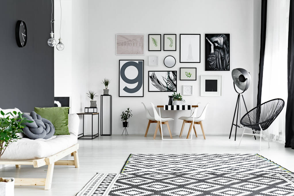 黑墙上的时钟图片