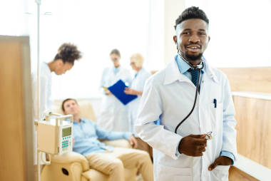 年轻的非洲裔美国人医生在医院