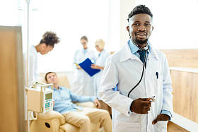 年轻的非洲裔美国人医生在医院
