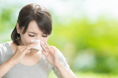 女人吹她的鼻子 图片