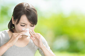 女人吹她的鼻子 图片