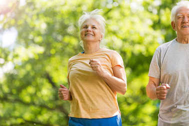 高级情侣在公园中运行图片 高级情侣在公园中运行图片