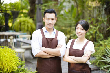 花園餐廳老板站在一起的伴侶