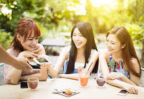 智能手机在餐馆付帐的年轻女子