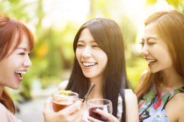 女性朋友組談話中餐廳花園 