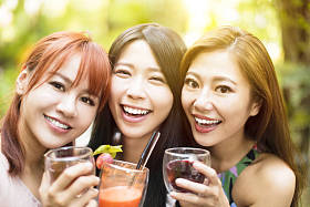 一群年轻女人笑在餐厅照片